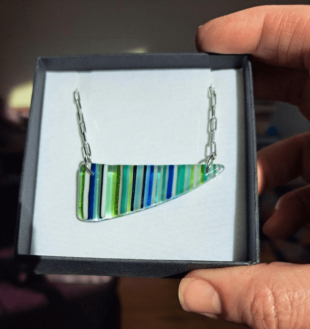 Asymmetric stringer blues pendant 