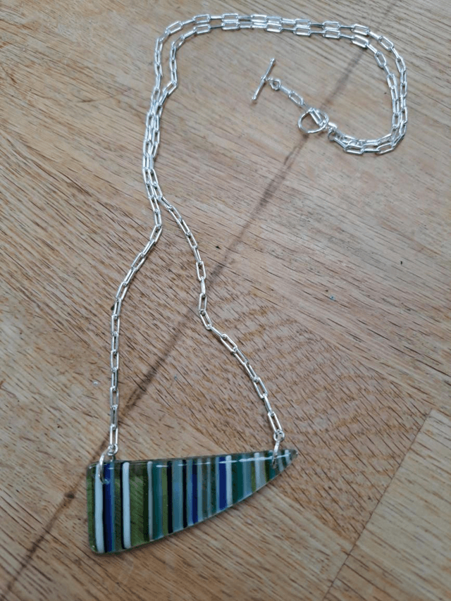 Asymmetric stringer blues pendant 