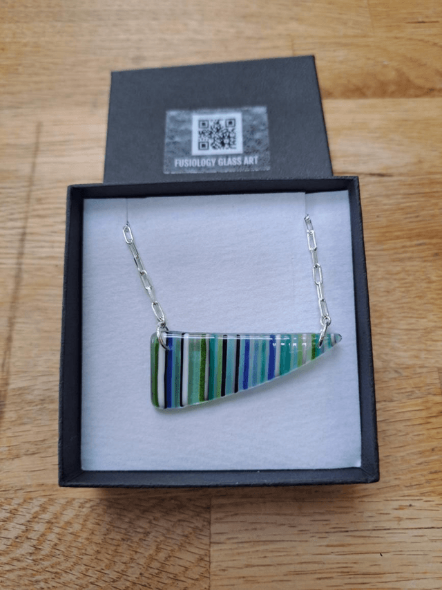 Asymmetric stringer blues pendant 