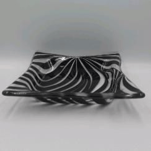 Monochrome dish 