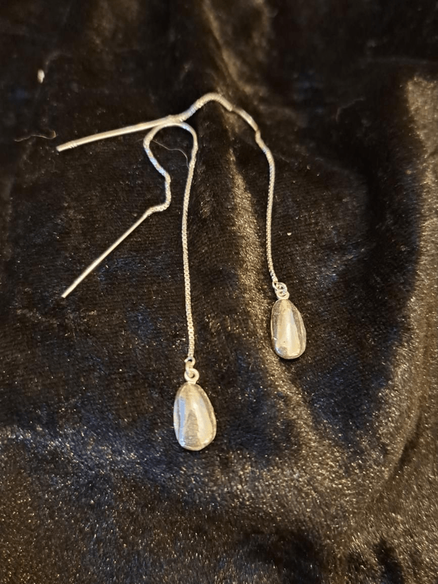 Silver drop mussel earrings