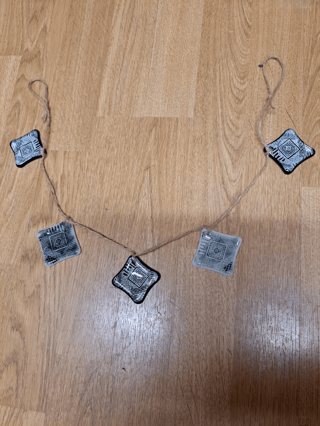 Monochrome bunting 