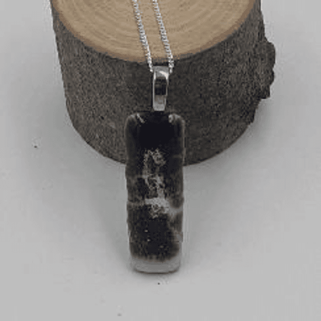 Black pendant with diachrioc splash
