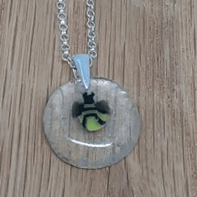 Circle bee pendant 