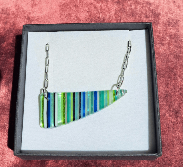 Asymmetric stringer blues pendant 